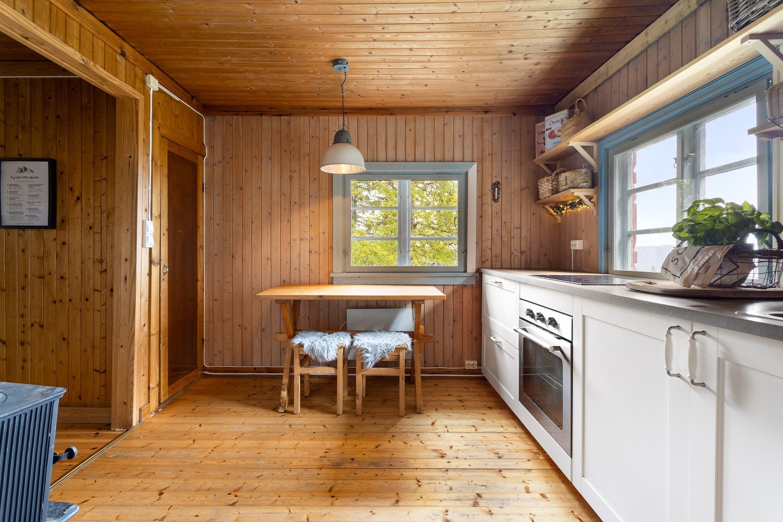 På kjøkkenet står også en vedovn. Ved kjøkken finner du også en praktisk matbod som holder seg kjølig i vinterhalvåret. Galleribilde