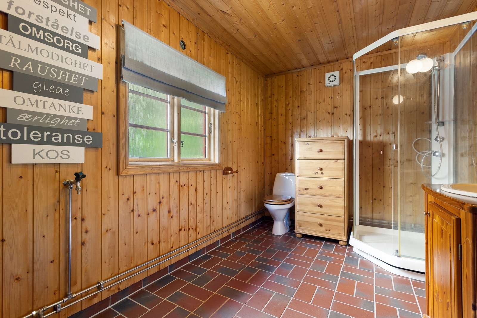 Badet er av god størrelse og inneholder også varmtvannstank på 200 liter. Galleribilde