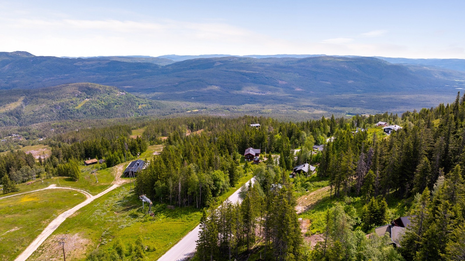 Ca 100 meter med sti frem til hytta. Galleribilde