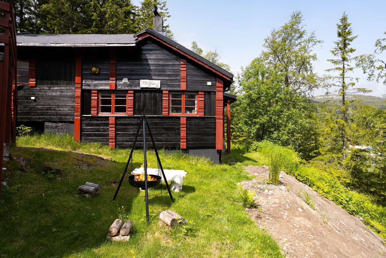 Denne hytta har innlagt vann, avløp, fiber og strøm! Moderne fasiliteter, samtidig som den koselige hyttefølelsen er bevart. Galleribilde