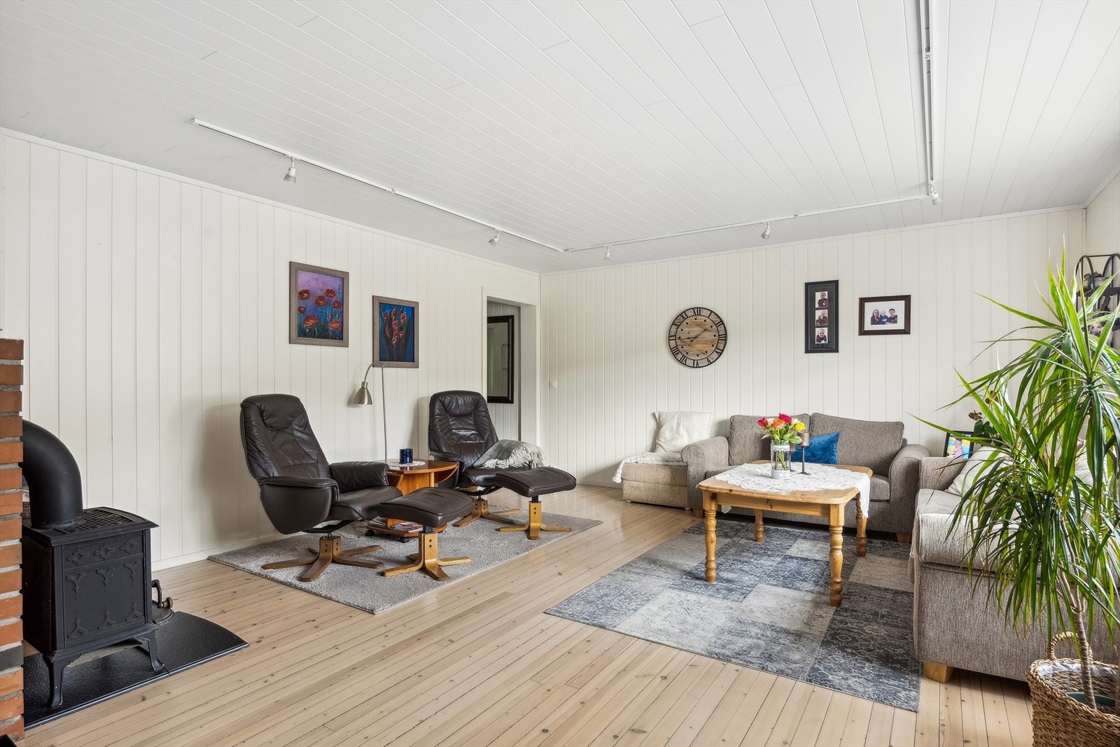 Leiligheten har to stuer med plass til både salong og spisestuegruppe. Galleribilde