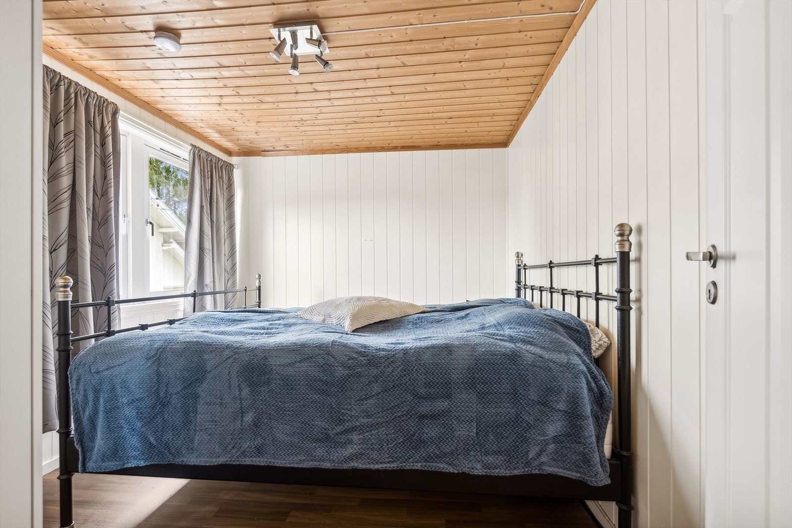 Leiligheten mot sør har totalt 2 soverom. Galleribilde