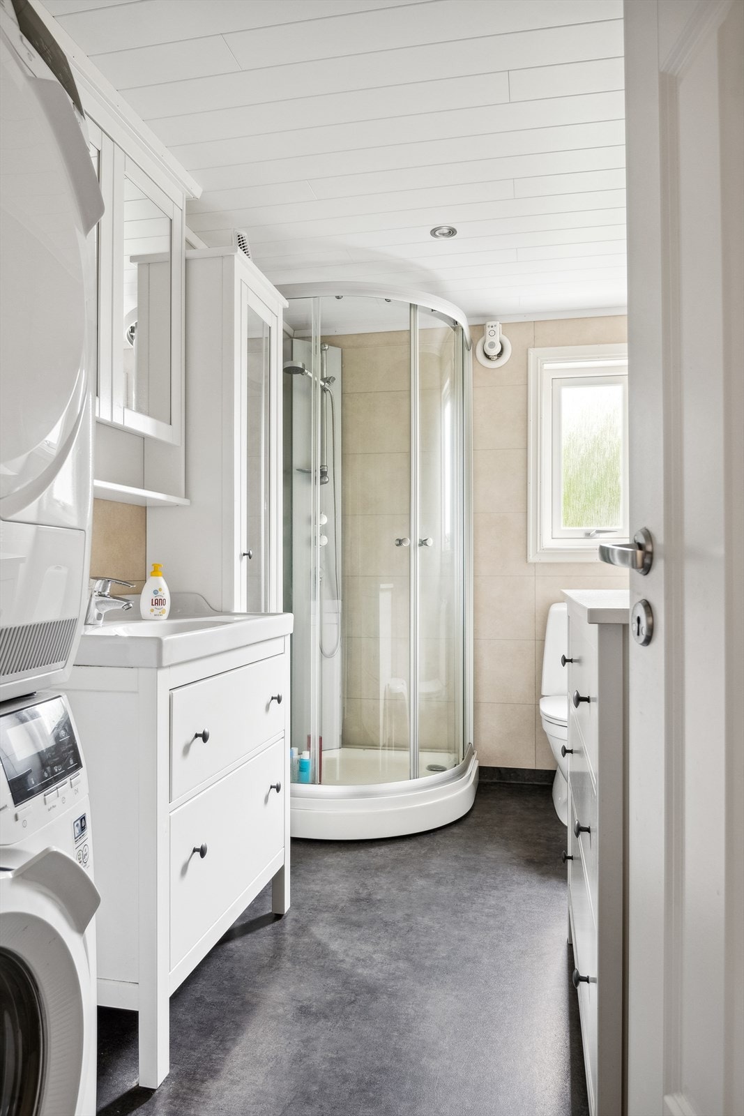 Baderom kombineres med vaskerom og ble pusset opp i 2019. Galleribilde