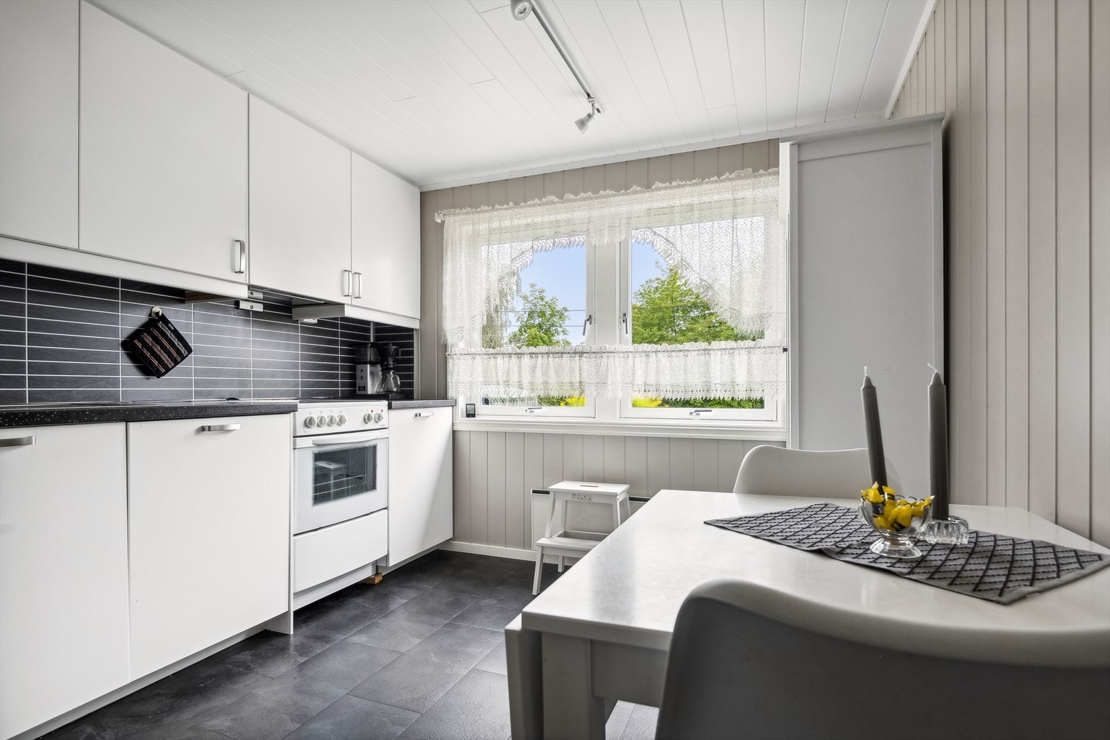 Kjøkkenet har rom for egen spiseplass. Galleribilde