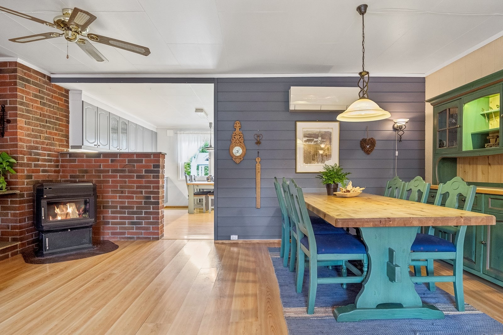 Leiligheten har en møbleringsvennlig stue med delvis åpen løsning mot kjøkkenet. Galleribilde