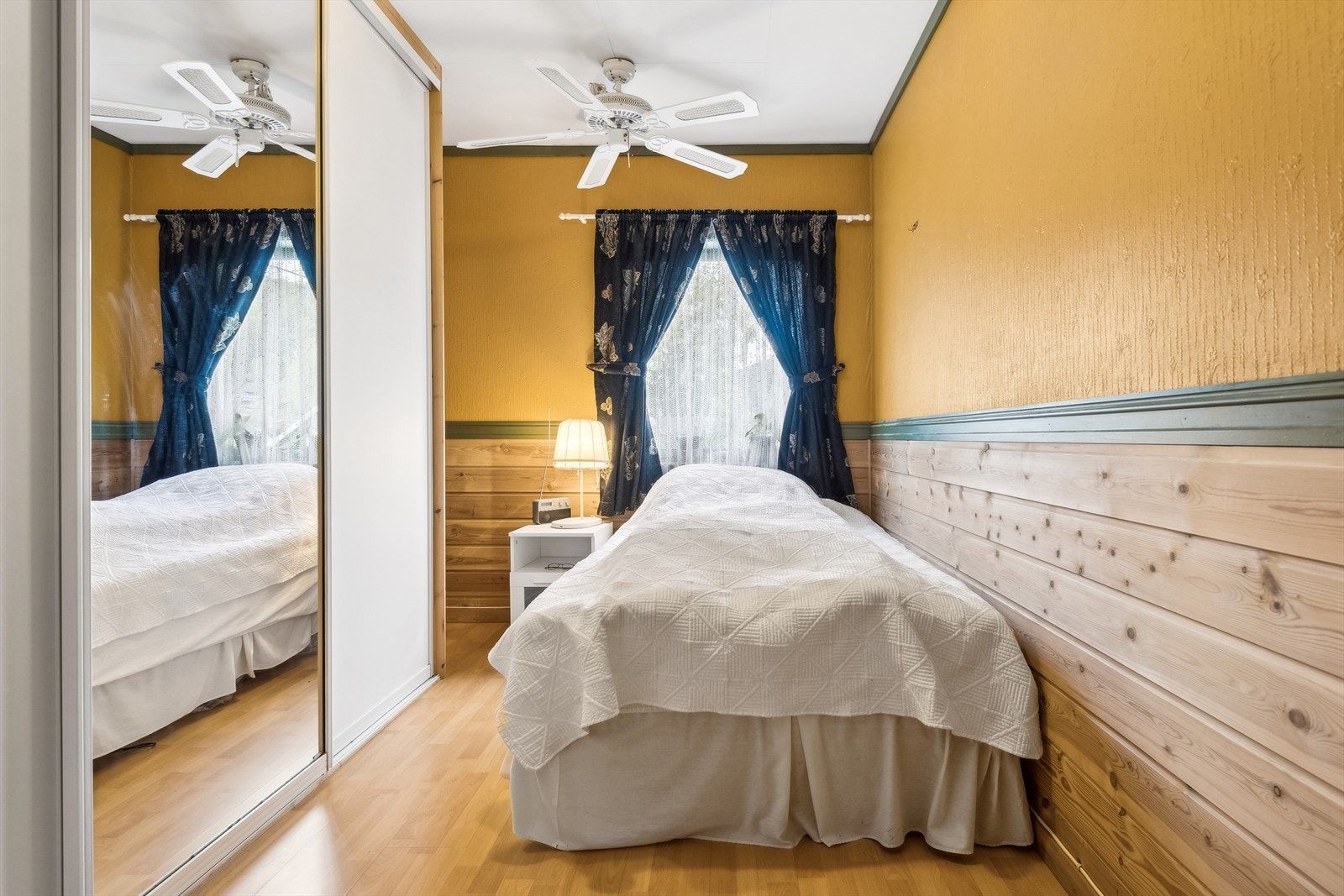 Soverom 2 med skyvedørsgarderobe Galleribilde