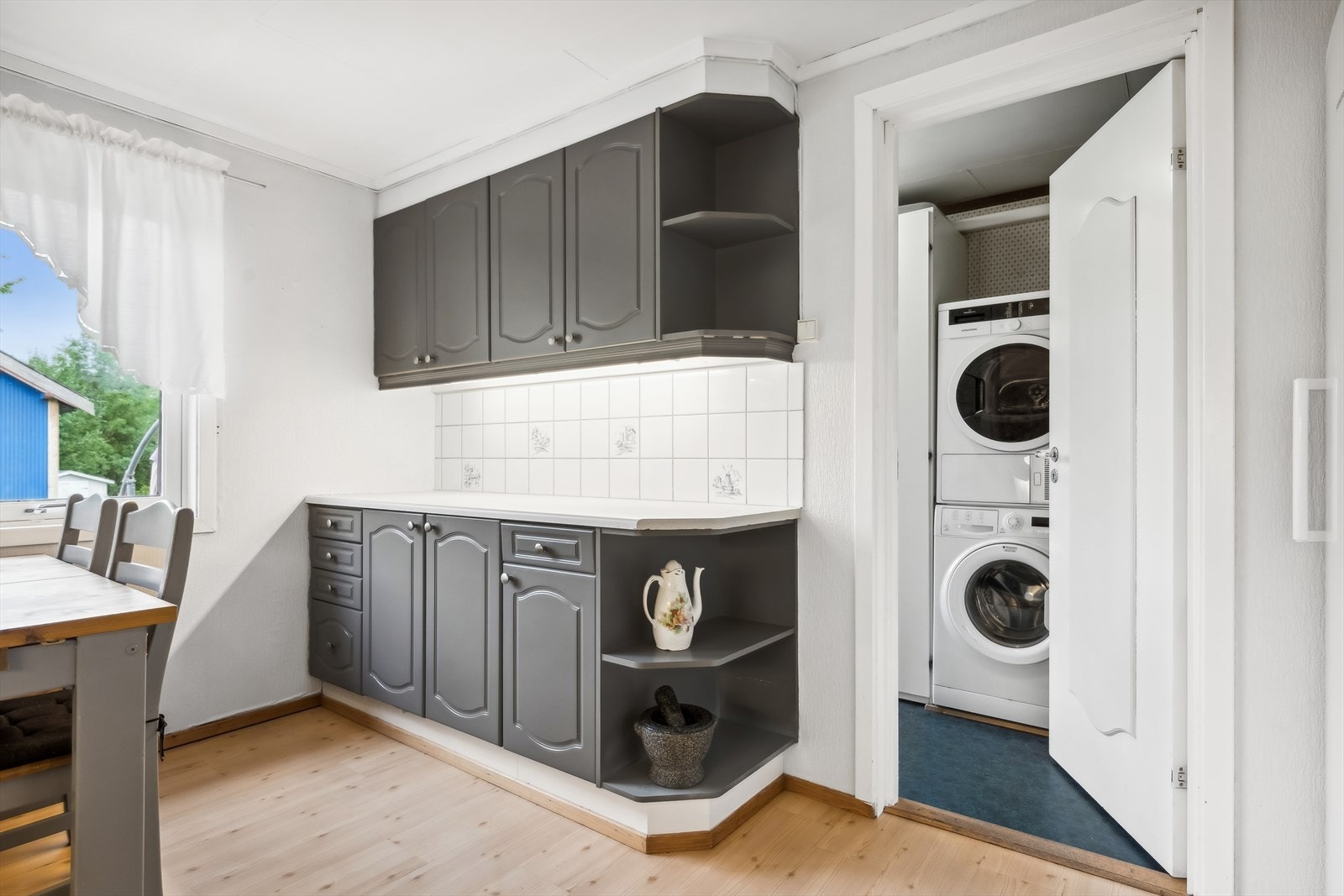 Praktisk med eget vaskerom innenfor kjøkkenet. Vaskerommet har utgang til terrasse Galleribilde