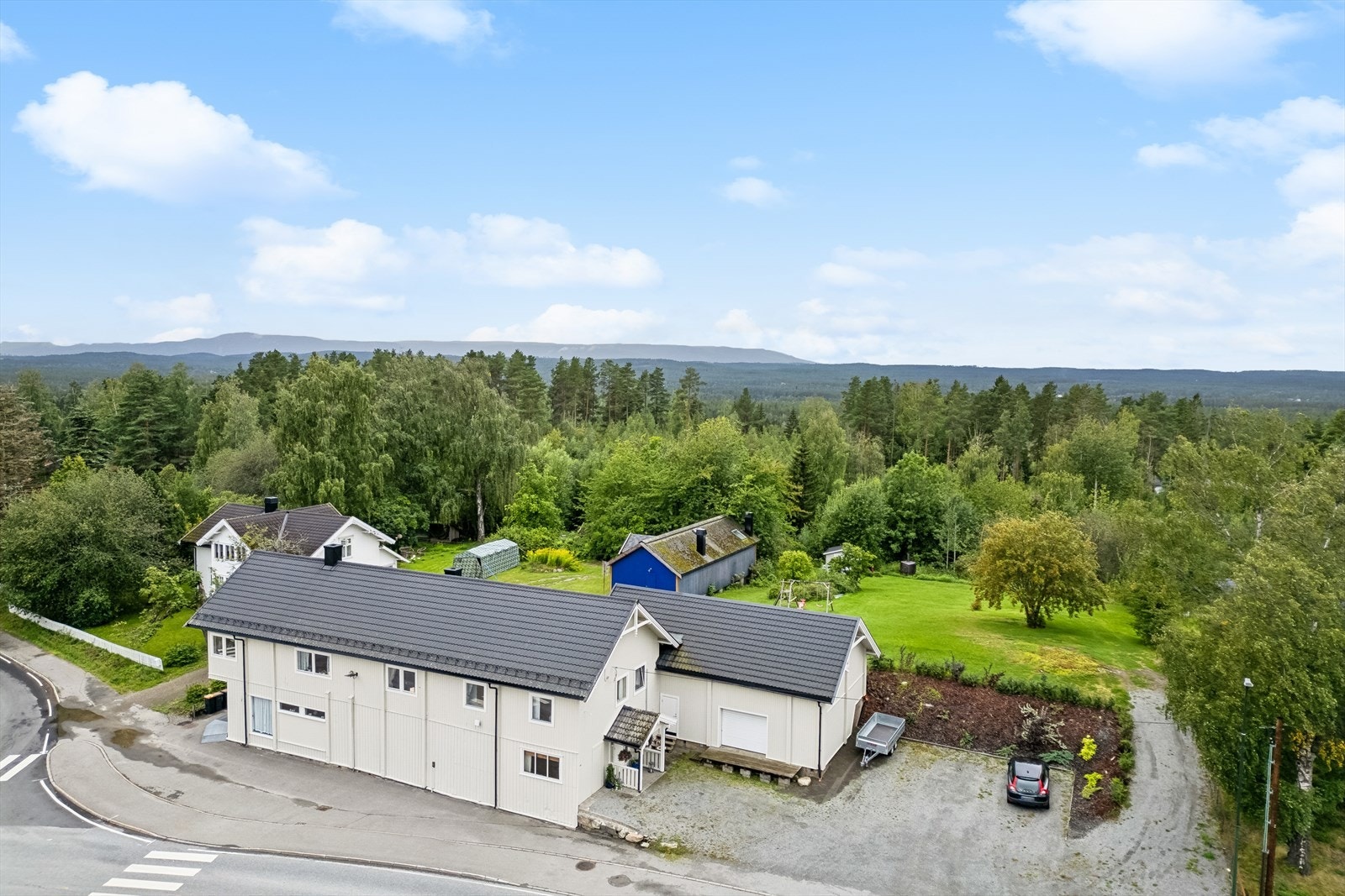 Kombinasjonsbygg på 10,6 daa tomt i sentrum av Gata. Galleribilde