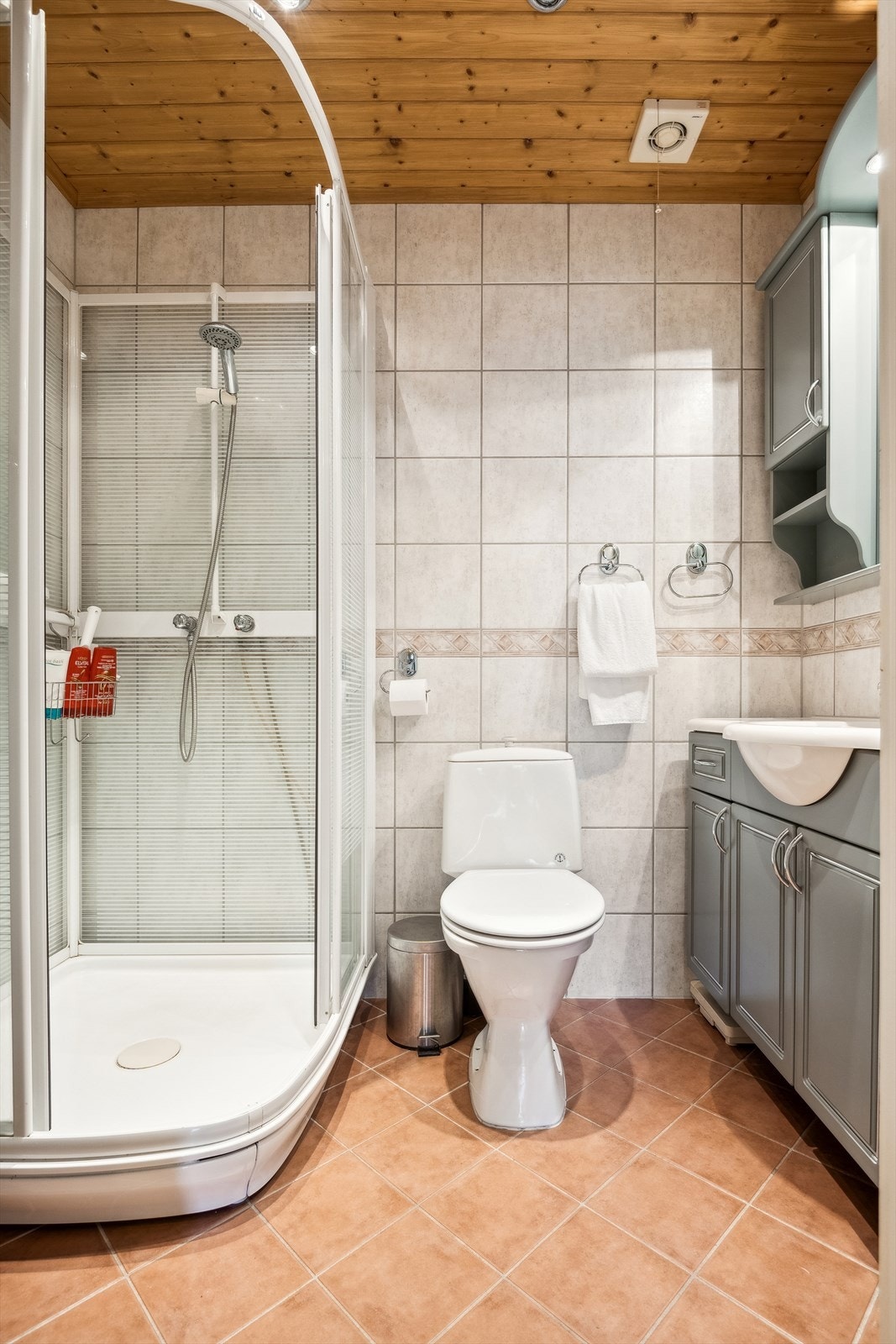 Flislagt baderom med gulvvarme og spotter i himling. Galleribilde