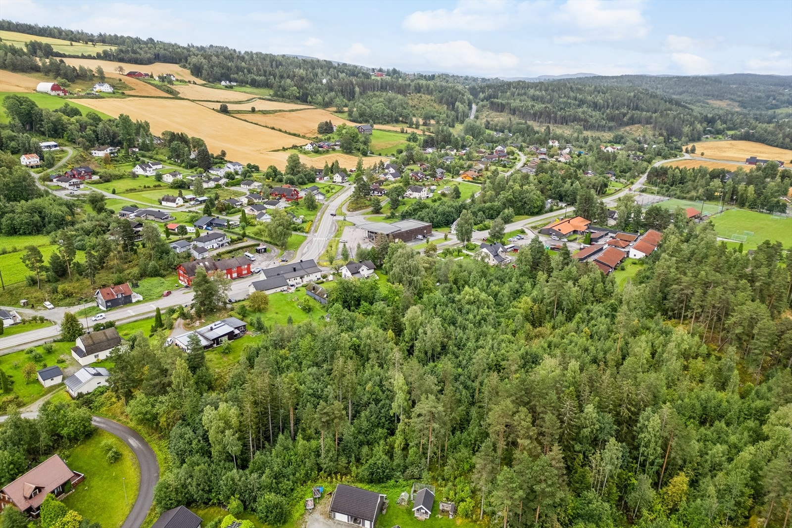 Kort veg til dagligvareforretning, bensinstasjon, barnehage, skole, idrettsanlegg m.v. Galleribilde