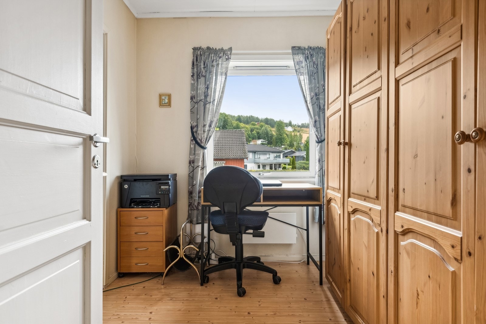 Kontorplass med utsikt mot gaten. Galleribilde