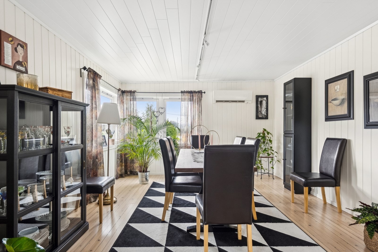 Store vindusflater i stuen gir godt med naturlig lys. Galleribilde