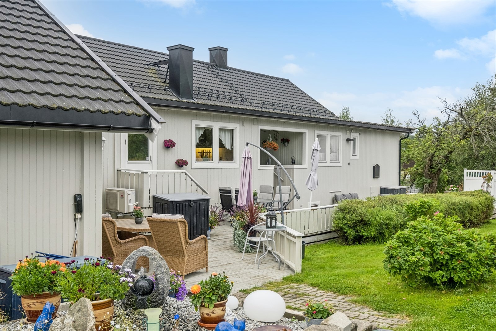 Pene og hyggelig uteplasser på baksiden av bygningen. Galleribilde