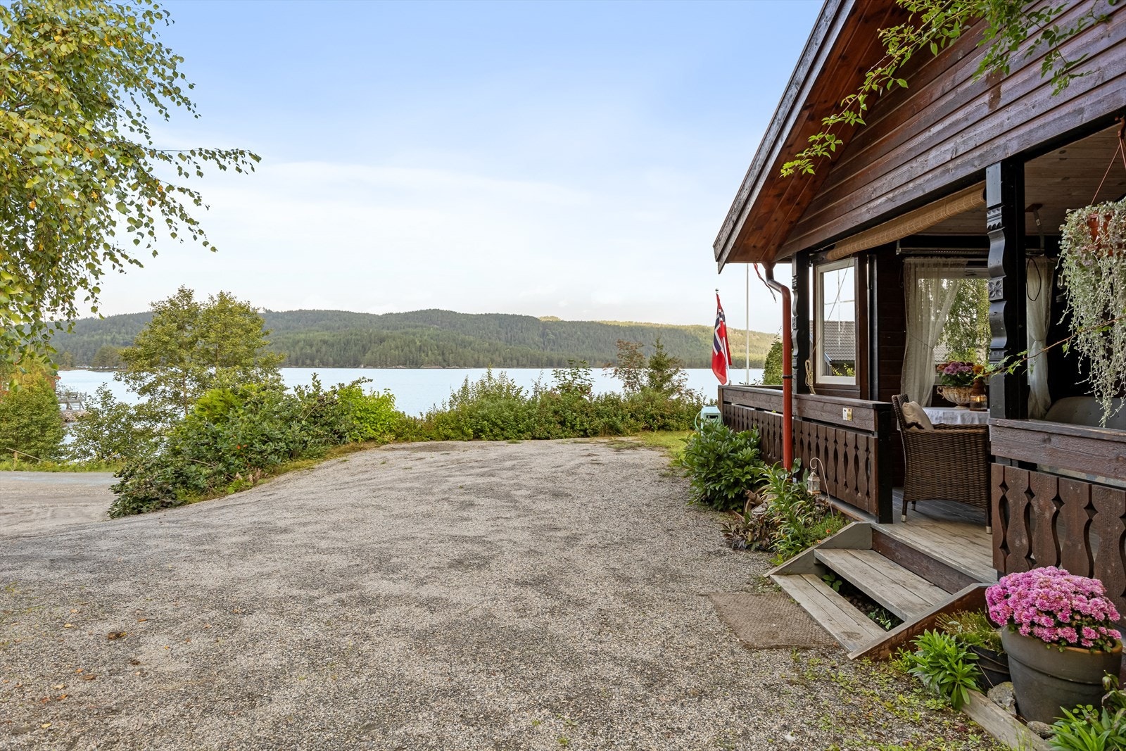 Godt med biloppstillingsplass på tomten Galleribilde