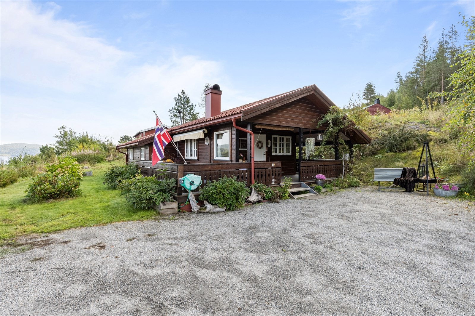 Det er bilvei helt frem til døren og gruset parkeringsplass Galleribilde