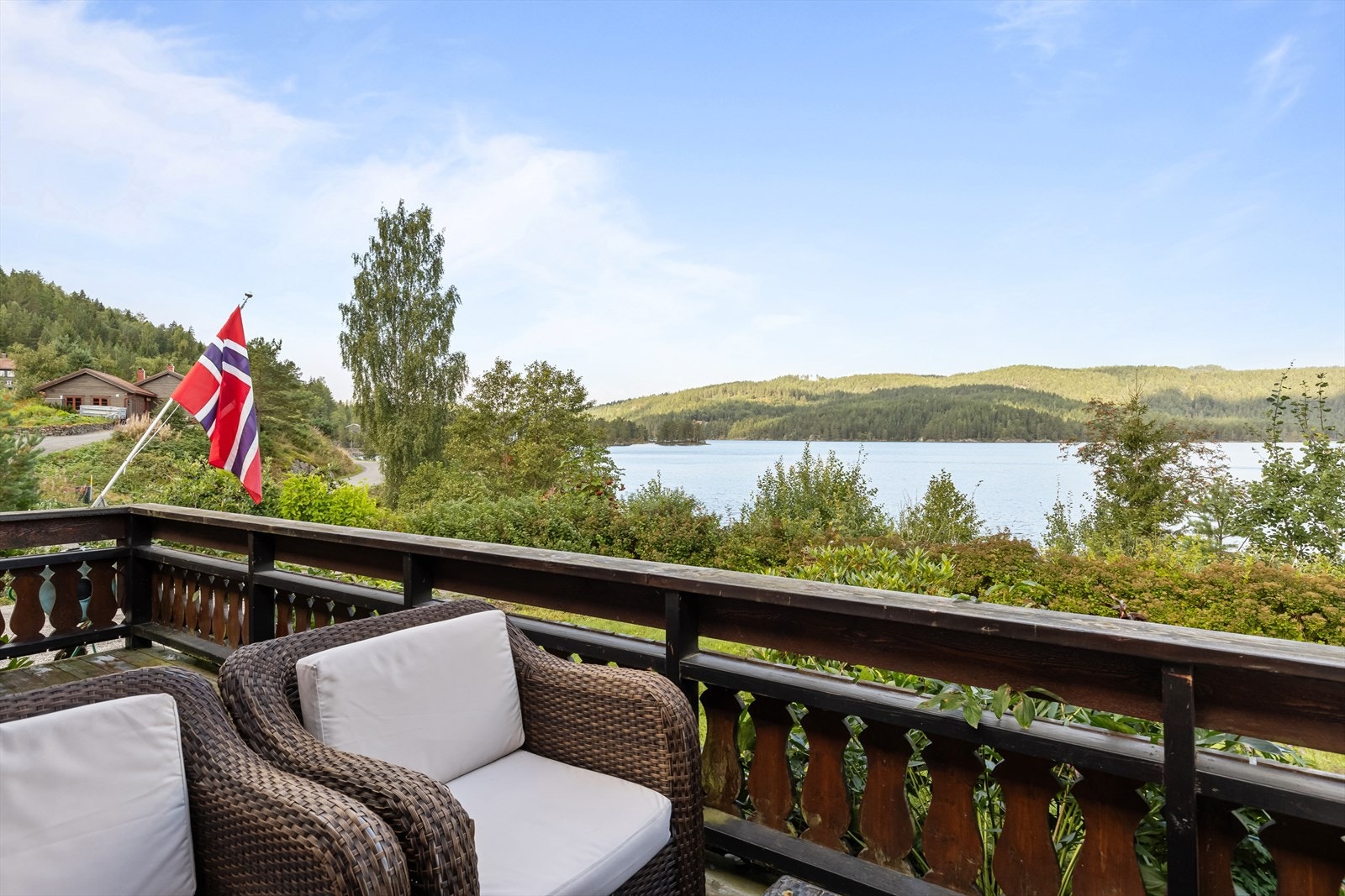 Hyggelig terrasse med fin utsikt over fjorden Galleribilde