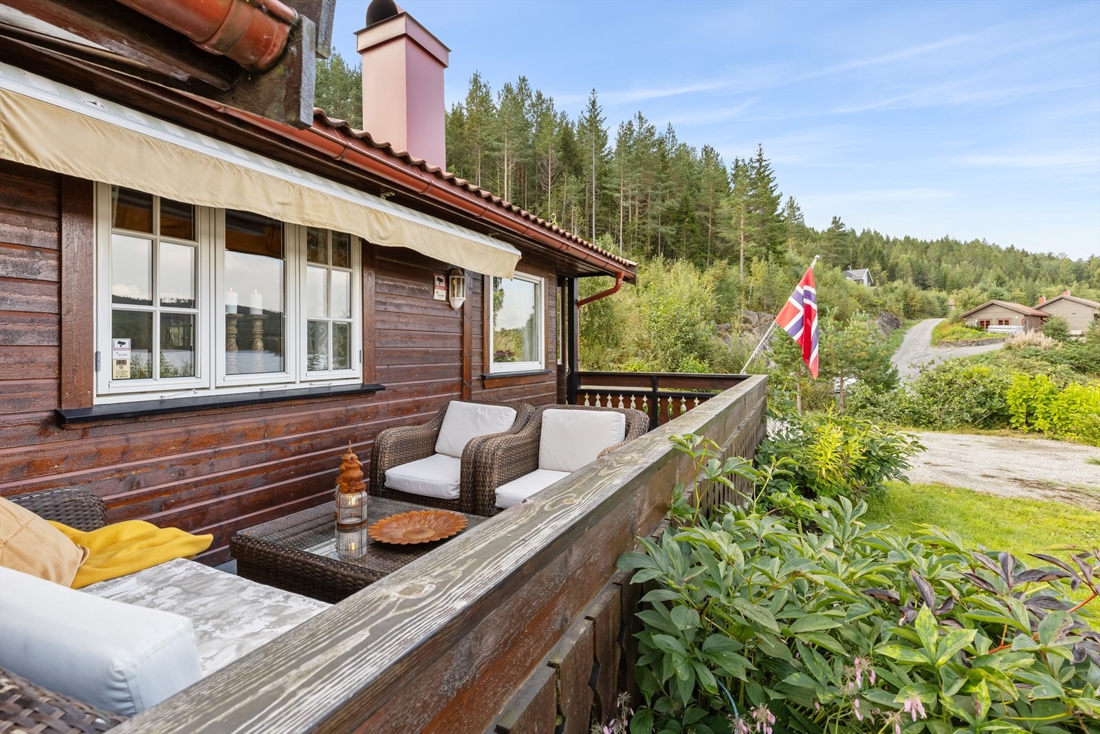 Hyggelig uteområde med både terrasse og hage Galleribilde