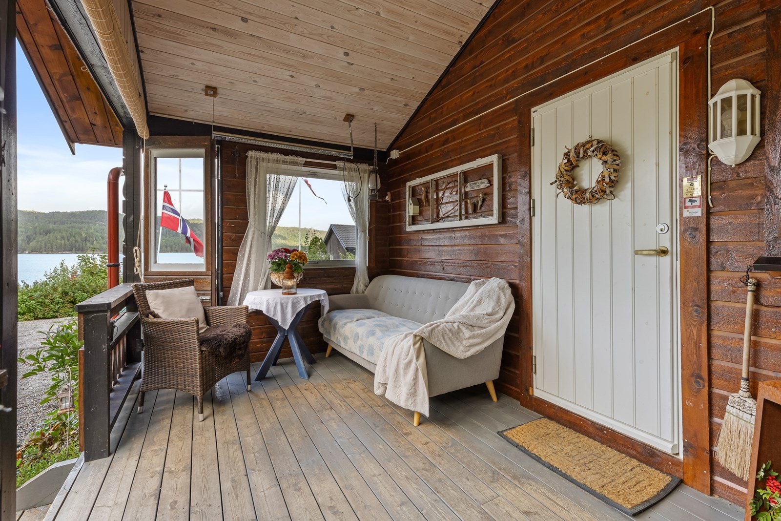 Hyggelig sittekrok under tak Galleribilde