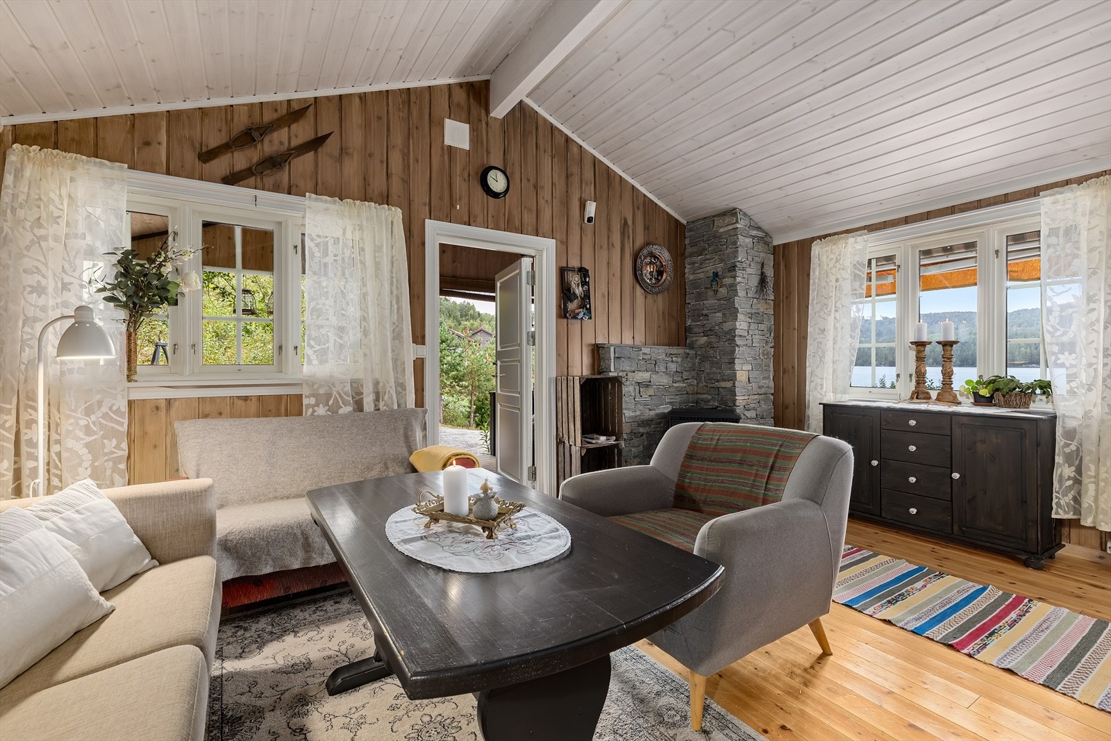 Hyggelig stue med plass til sofagruppe og spisebord Galleribilde