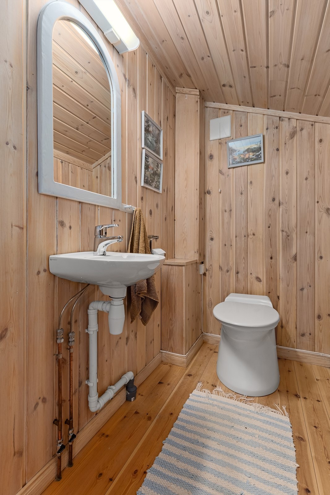 Toalettrom med snurredo Galleribilde