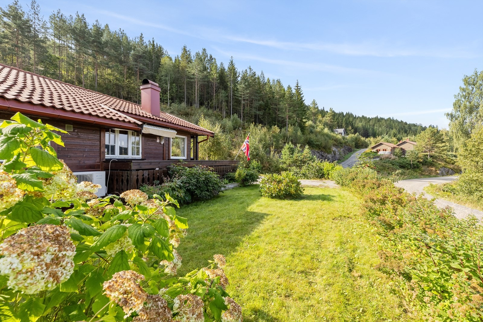 Koselig hage med bed og beplantninger Galleribilde