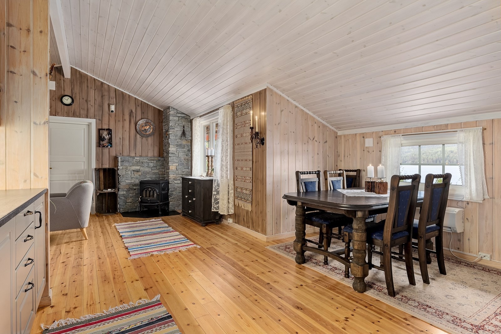 Stue og kjøkken er i åpen løsning Galleribilde