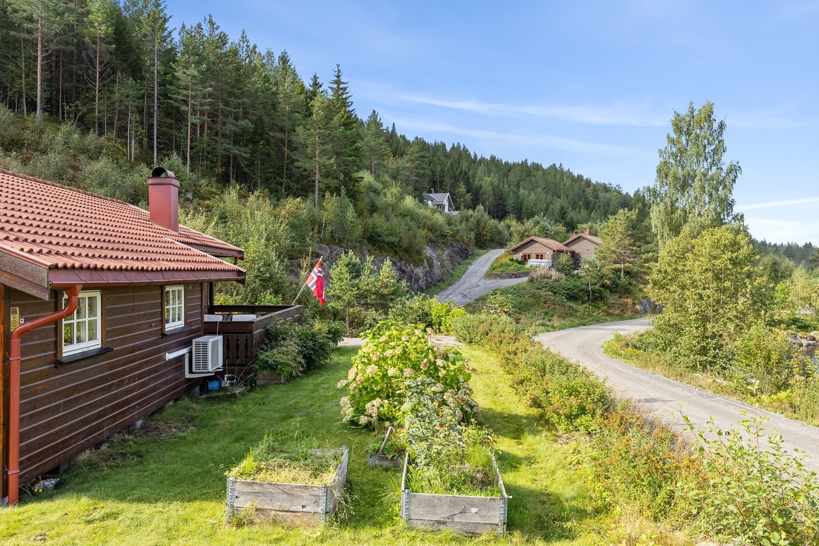 Solrik uteplass på sommerstid Galleribilde