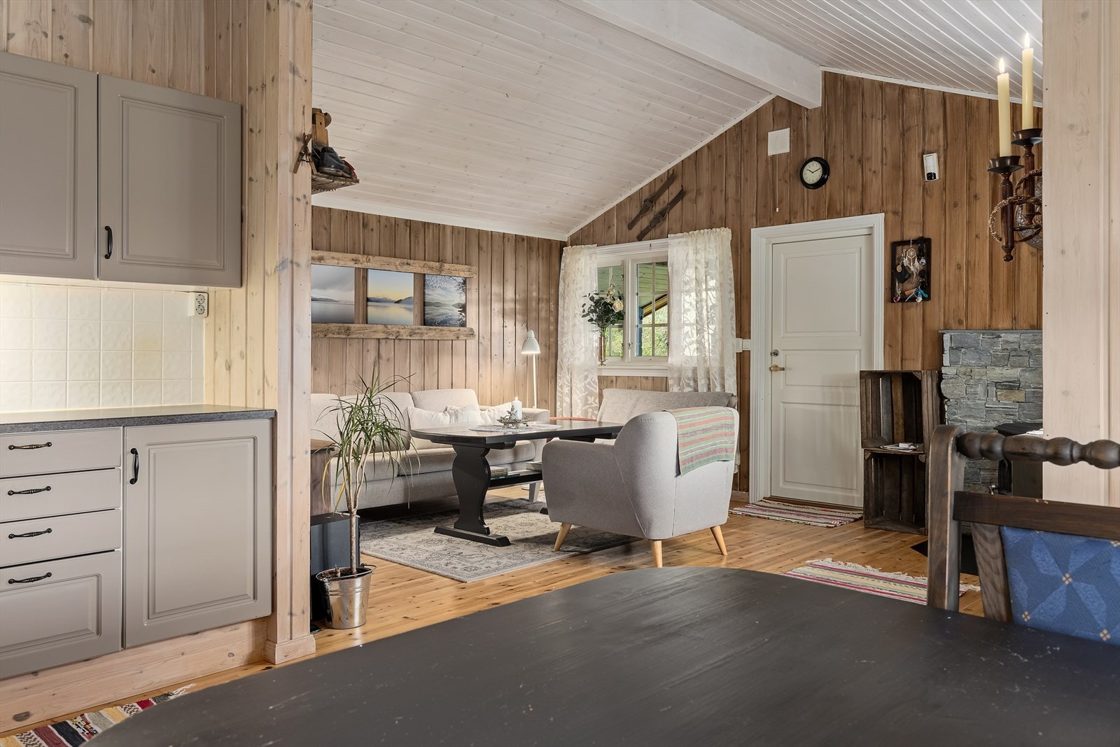 Det er utgang til terrasse fra stue Galleribilde