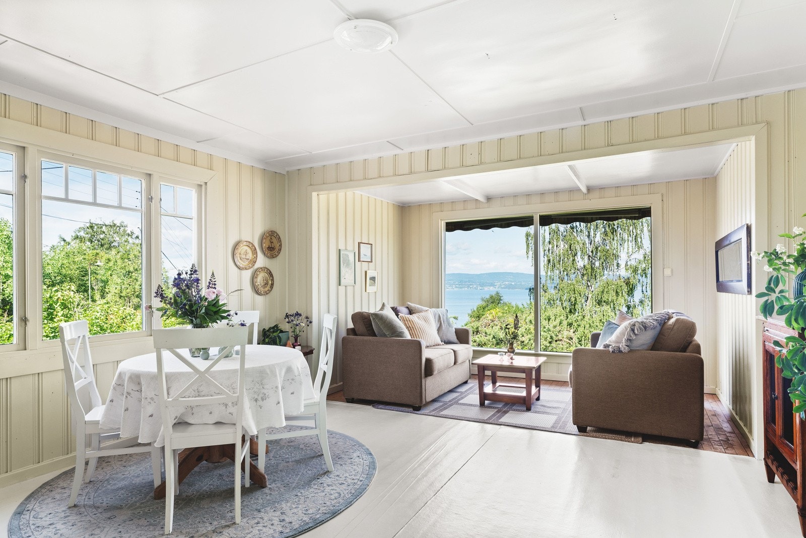 Stuen er lys og hyggelig og har en funksjonell planløsning som man enkelt kan dele inn i hyggelige soner Galleribilde