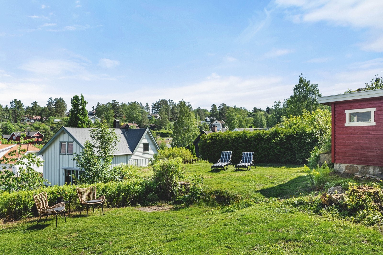 Sommerstid er det sol på eiendommen hele dagen - boltreplass for små og store i idylliske omgivelser Galleribilde