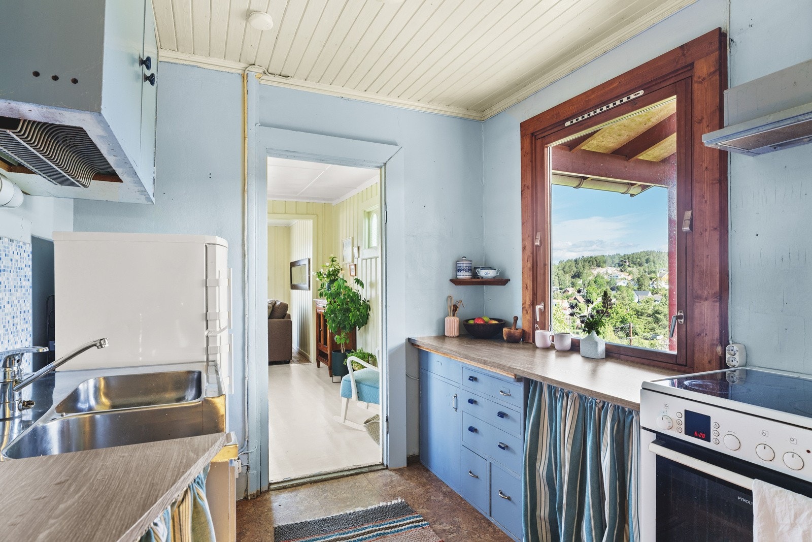 Kjøkken inn fra stuen Galleribilde