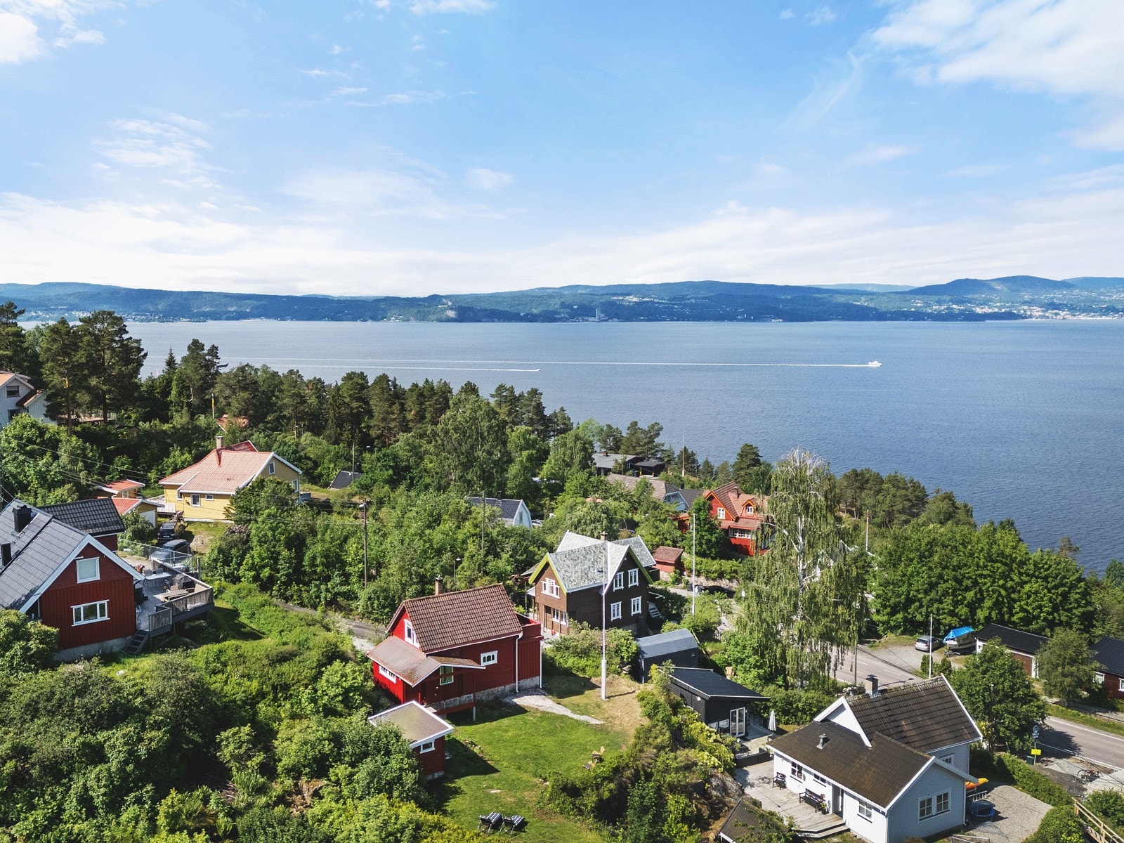 Eiendommen har en usjenert beliggenhet med fantastisk utsikt utover Oslofjorden med herlige solforhold i et barnevennlig område Galleribilde