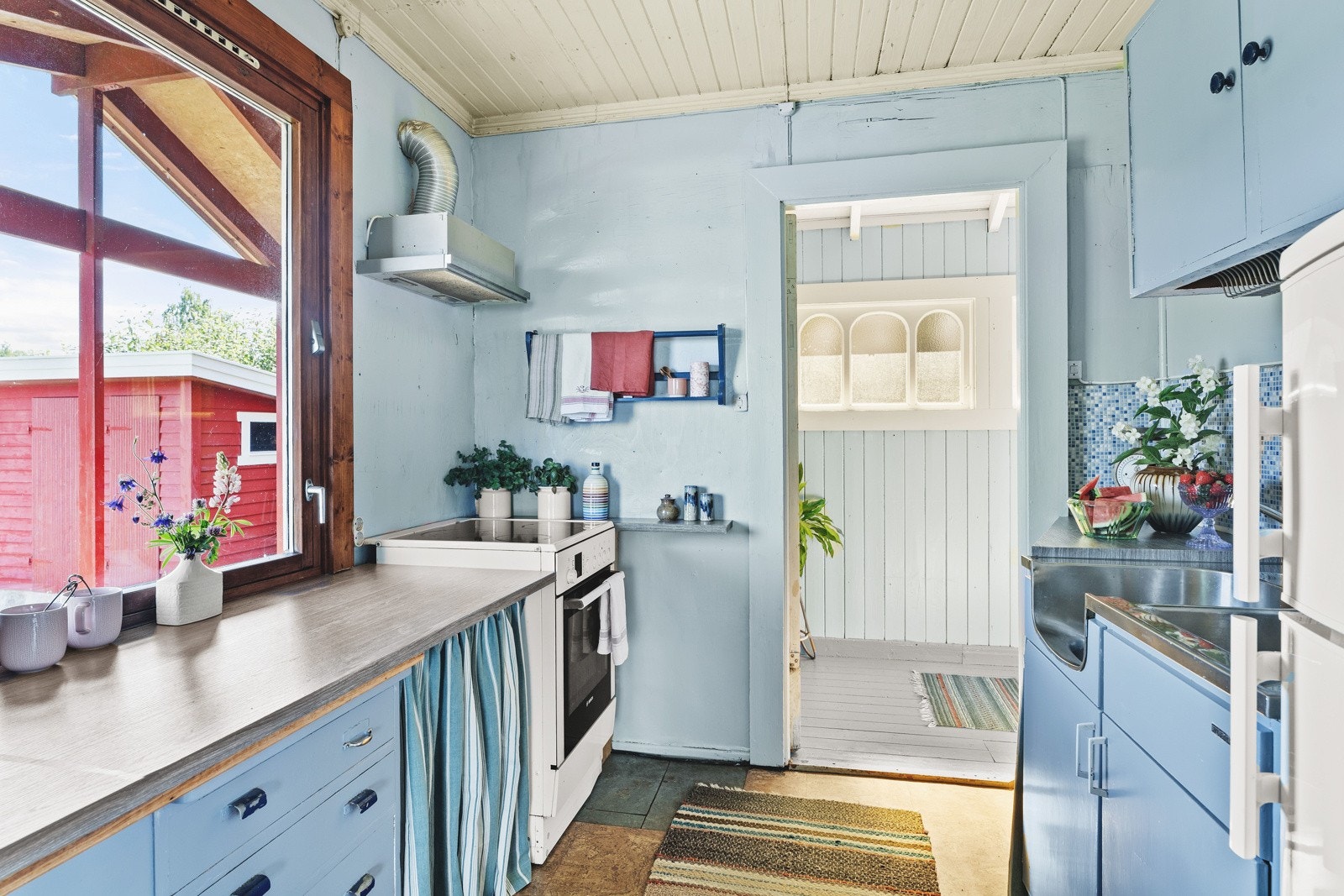 Eldre, sjarmerende kjøkken med malt innredning og godt med skapplass Galleribilde