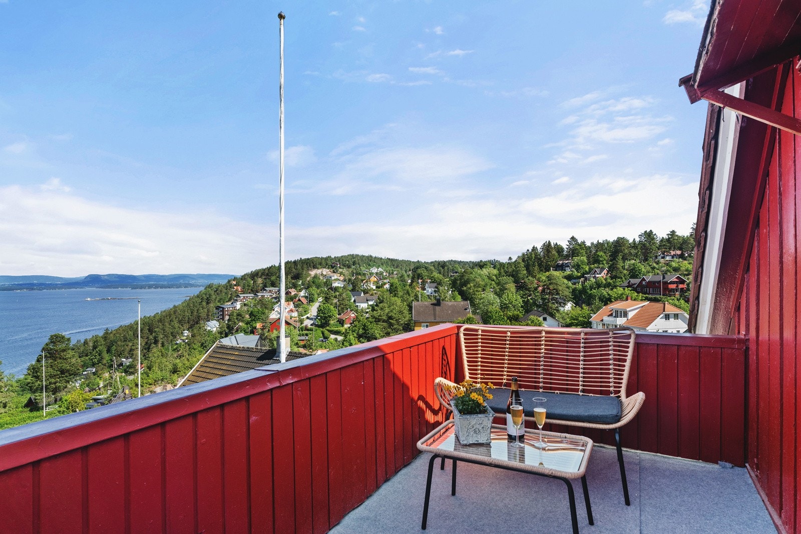 Utgang til balkong hvor man kan starte dagen med å nyte den vakre utsikten i naturskjønne omgivelser Galleribilde