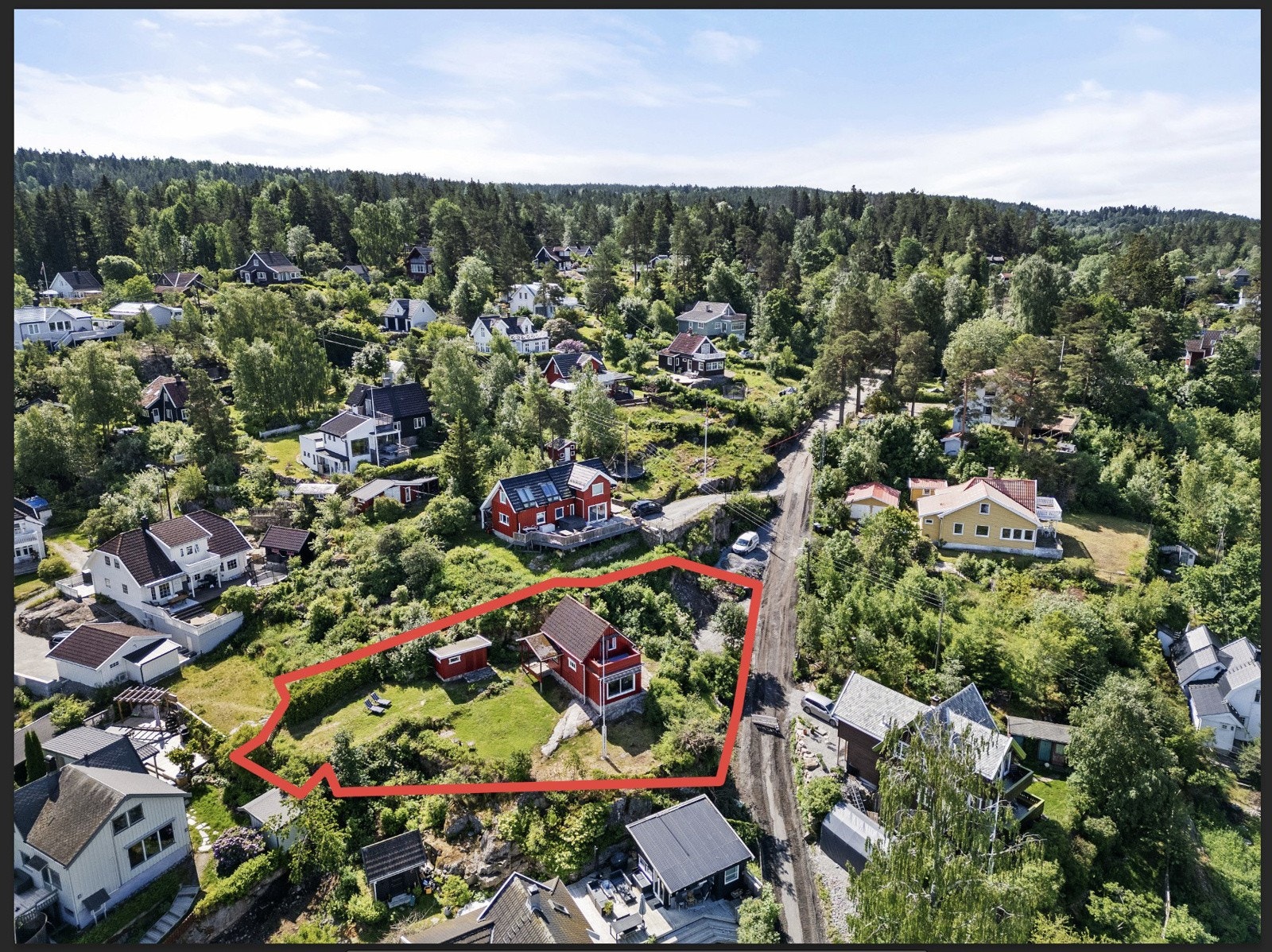 Ca. tomtegrense - Etablert nabolag bestående av eneboliger og hytter Galleribilde