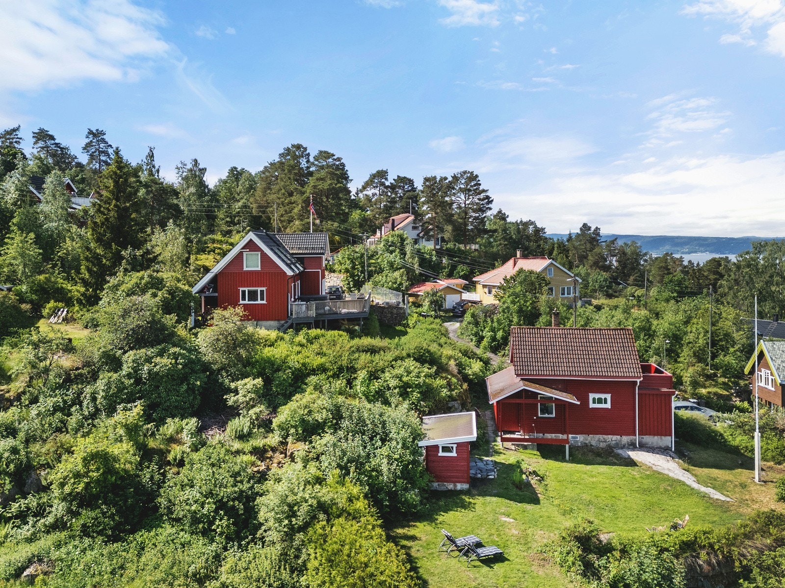 Eiendommen ligger vestvendt, usjenert til med fantastisk utsikt utover Oslofjorden med herlige solforhold i et barnevennlig område Galleribilde