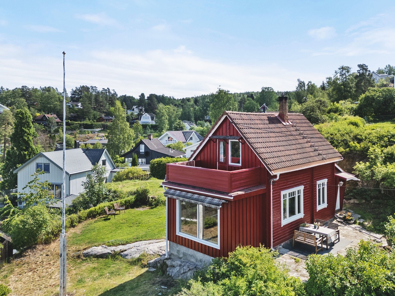 Sjarmernede hytte på en fantastisk usjenert tomt med flere hyggelige utesoner Galleribilde