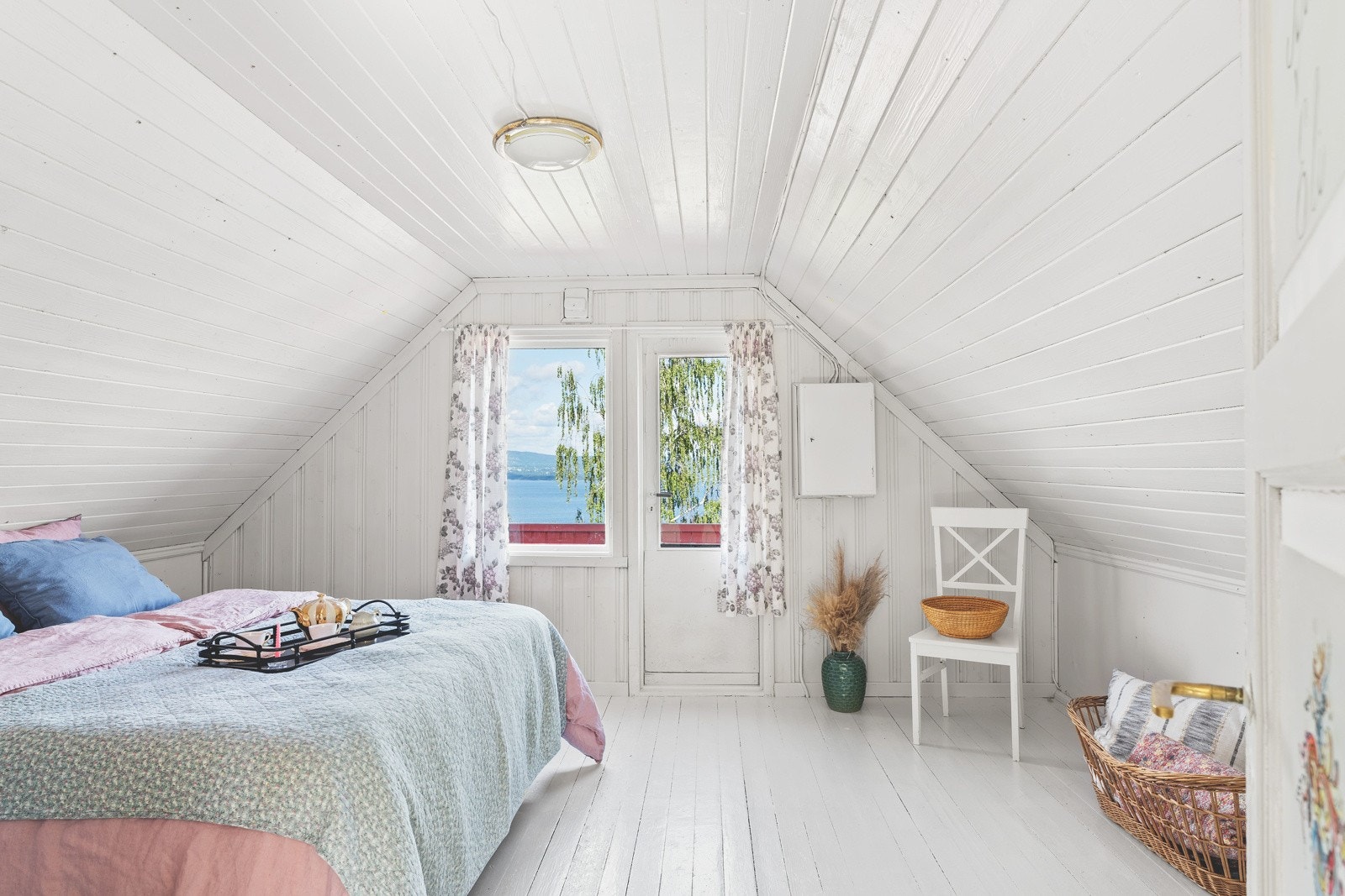 Stort, trivelig soverom med skråtak som skaper en lun og god atmosfære Galleribilde