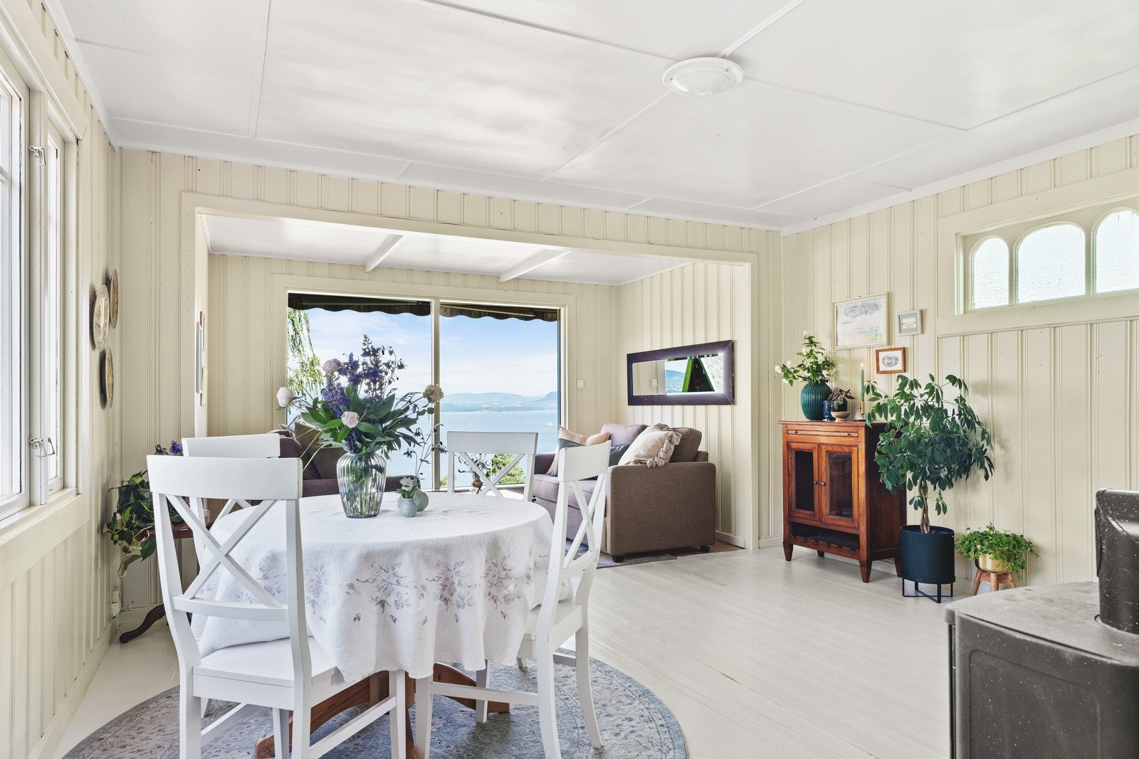 Hytten er av eldre standard, nylig malt og pusset opp - åpen og luftig beliggende på en liten høyde Galleribilde