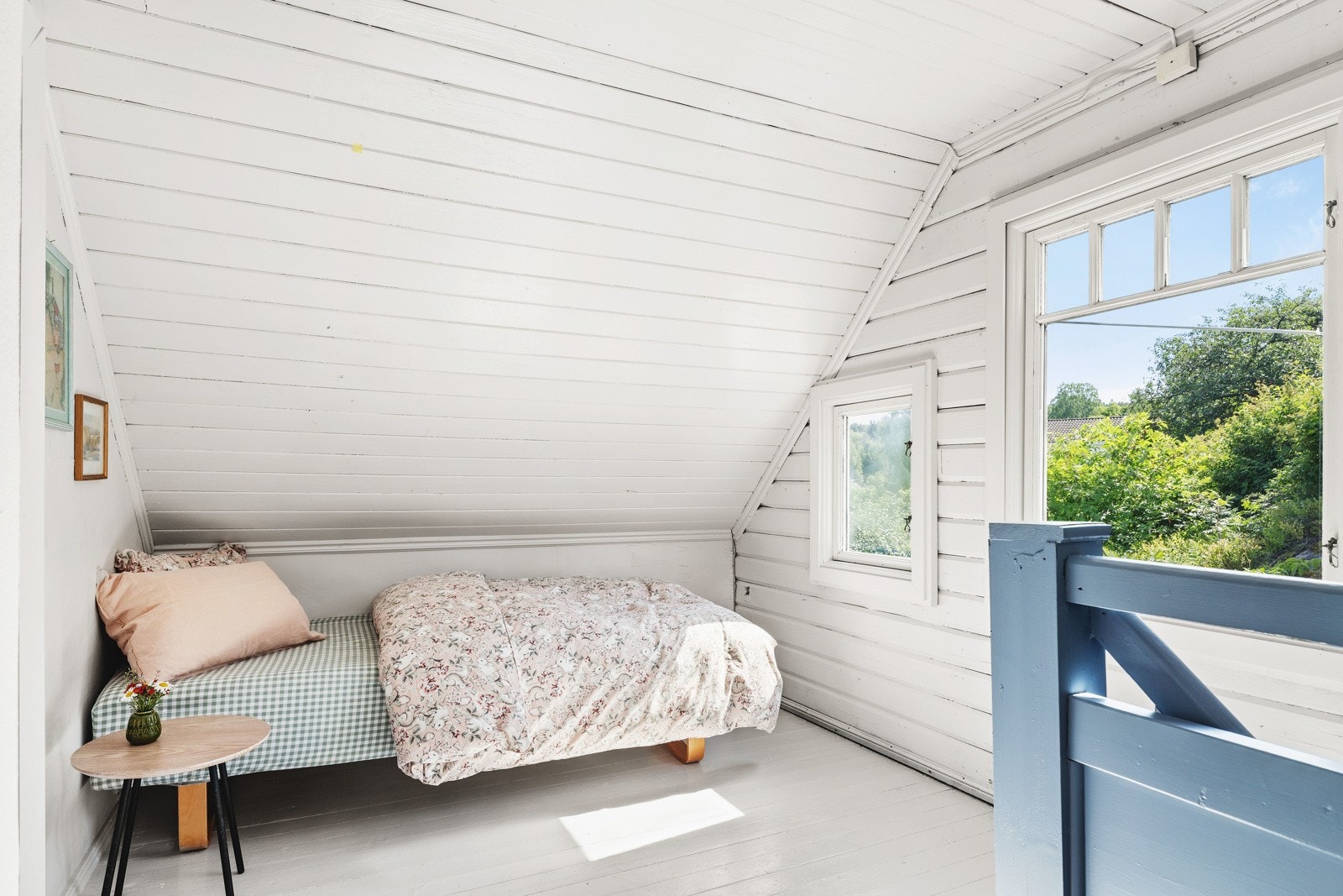 Fra 1. etasje kommer man opp til lyst og pent trapperom som kan møbleres med sofa, seng og annet møblement Galleribilde