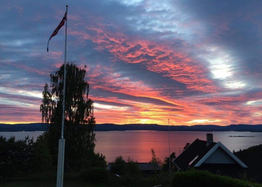 Bare å nyte den praktfulle solnedgangen en sommerkveld (privat bilde) Galleribilde