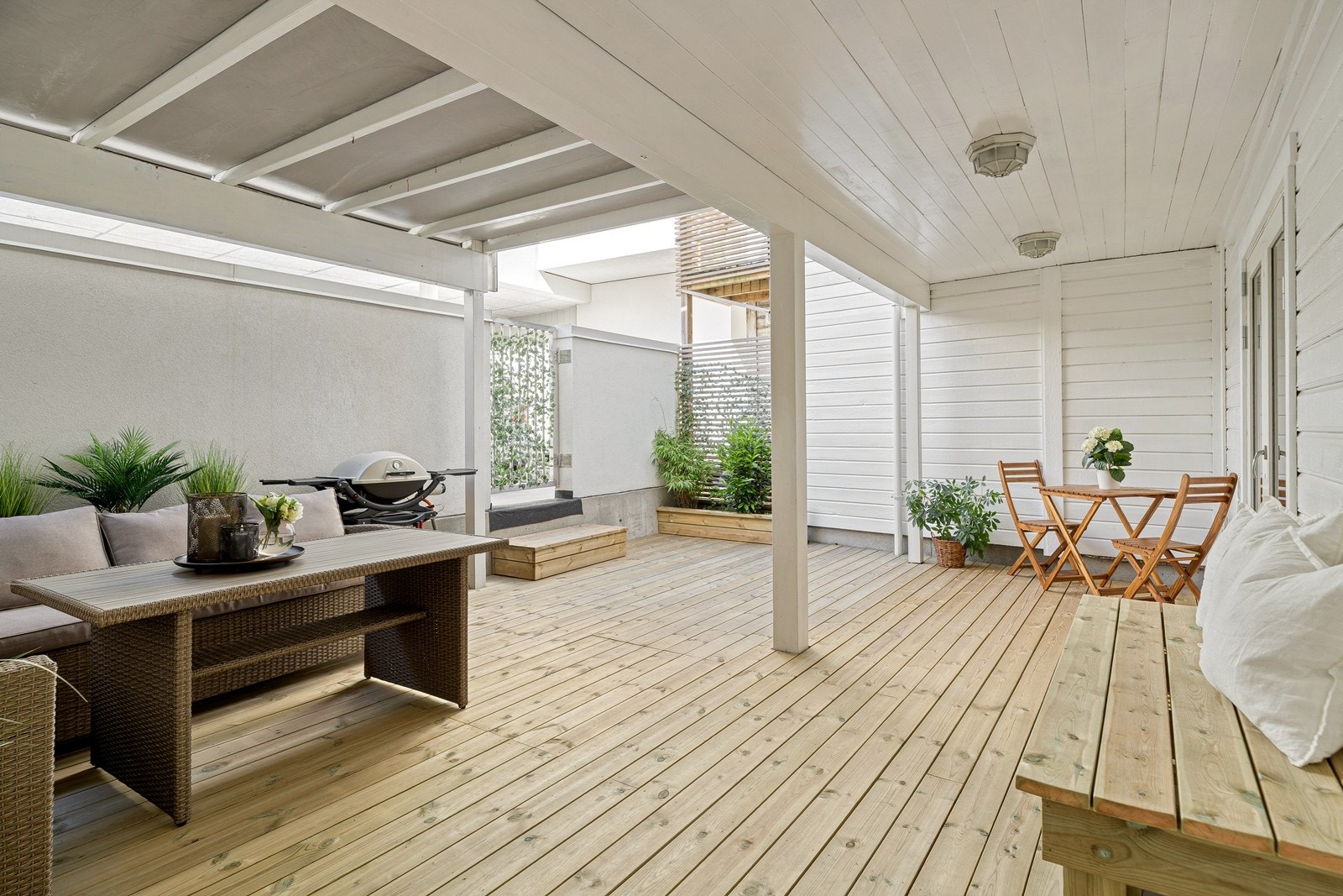 Denne nydelige uteplassen på 30 kvm. medfølger salget og her har du god plass til å invitere familie og venner på hyggelige sammenkomster! Galleribilde