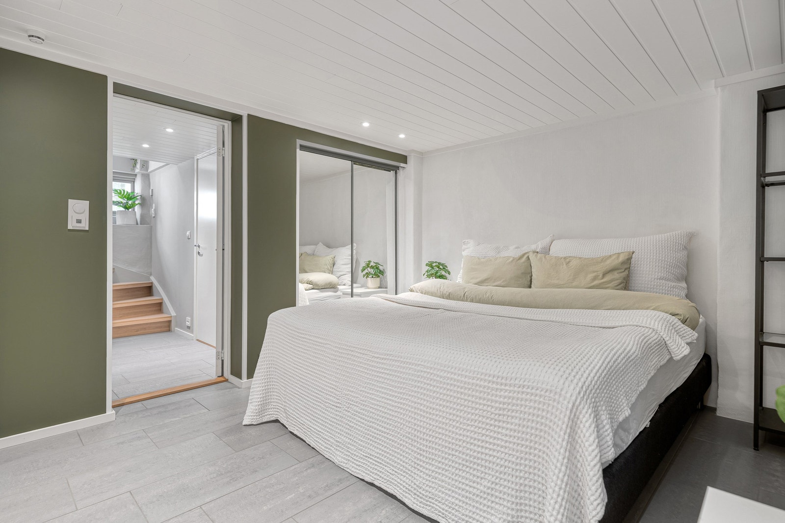 Det er også en ekstra skyvedørsgarderobe. Hele underetasjen har varmekabler i gulv (foruten bod til høyre i bildet). Galleribilde