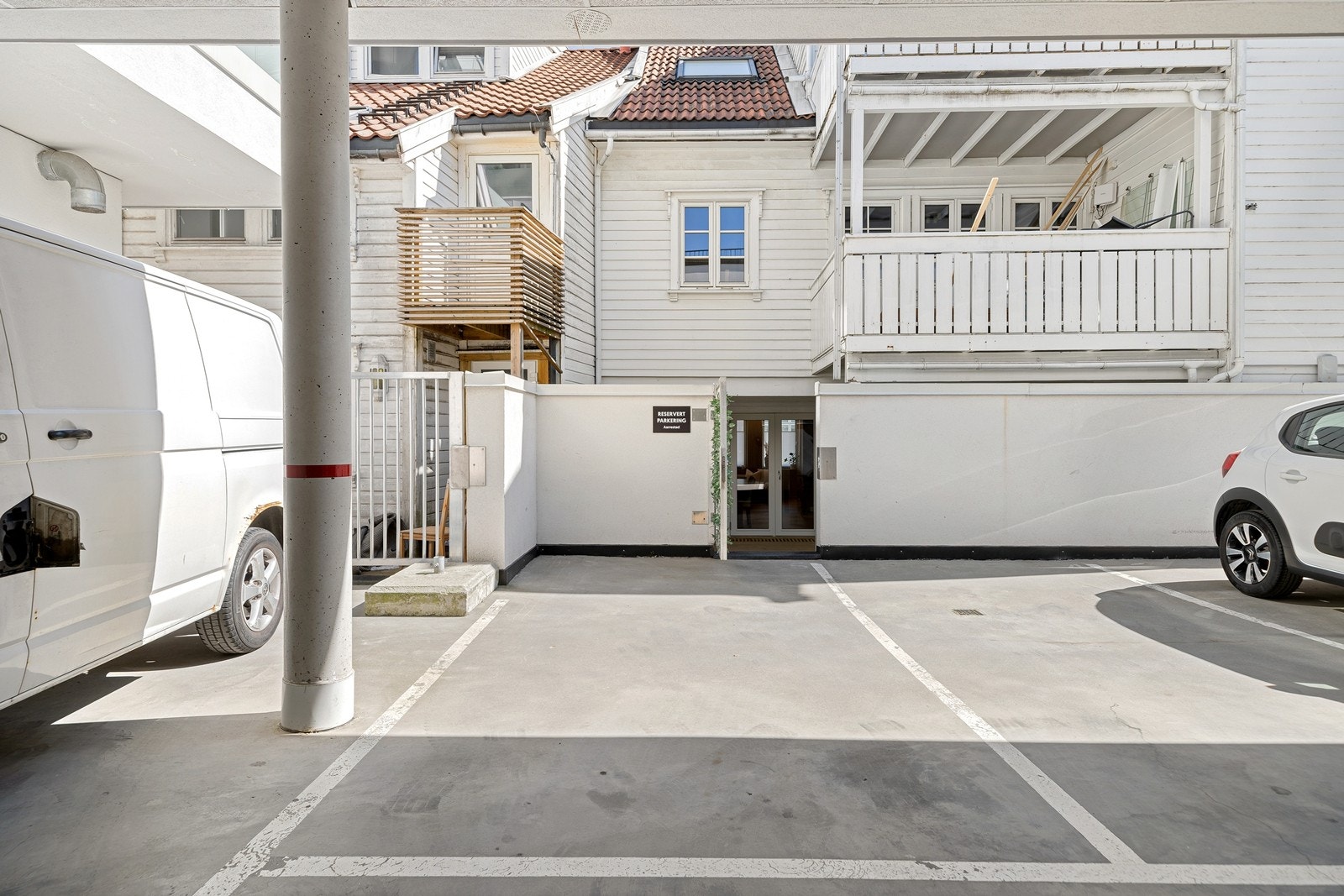 Det er mulighet for kjøp av parkeringsplass med inngang til egen bakgård og terrasse. Enkel adkomst til leiligheten og p-plassen er skiltet med "reservert" for nåværende eier. Galleribilde