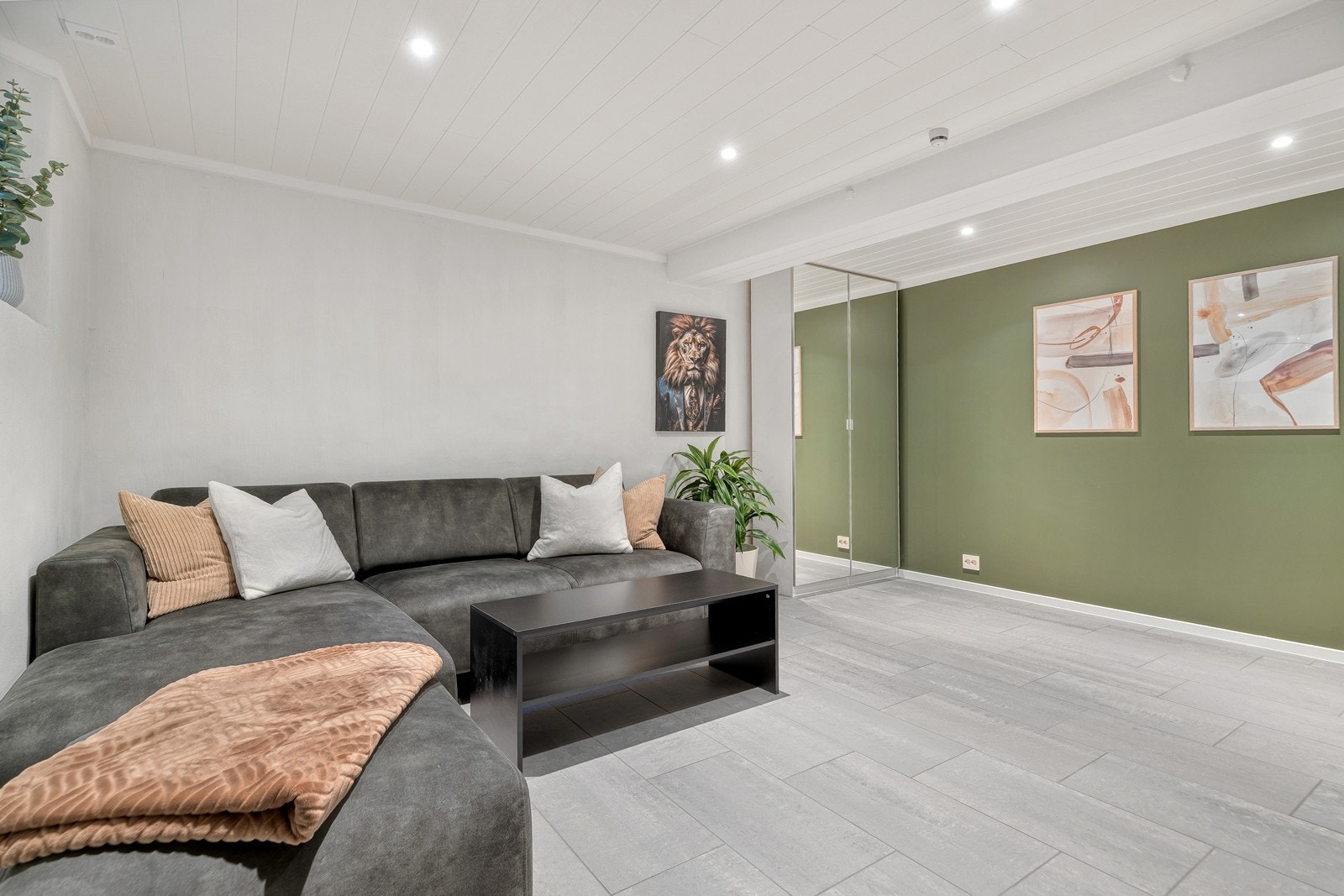 Soverom nr.2 benyttes i dag som tv-stue, men også her er det god plass til seng eventuelt gjesterom, barnerom eller kontor. Galleribilde