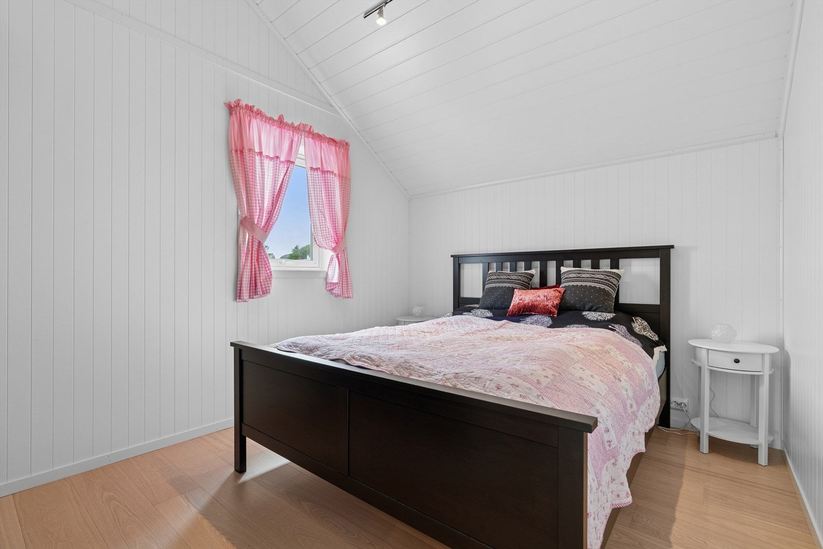 Det er tre soverom i fritidsboligen. Galleribilde