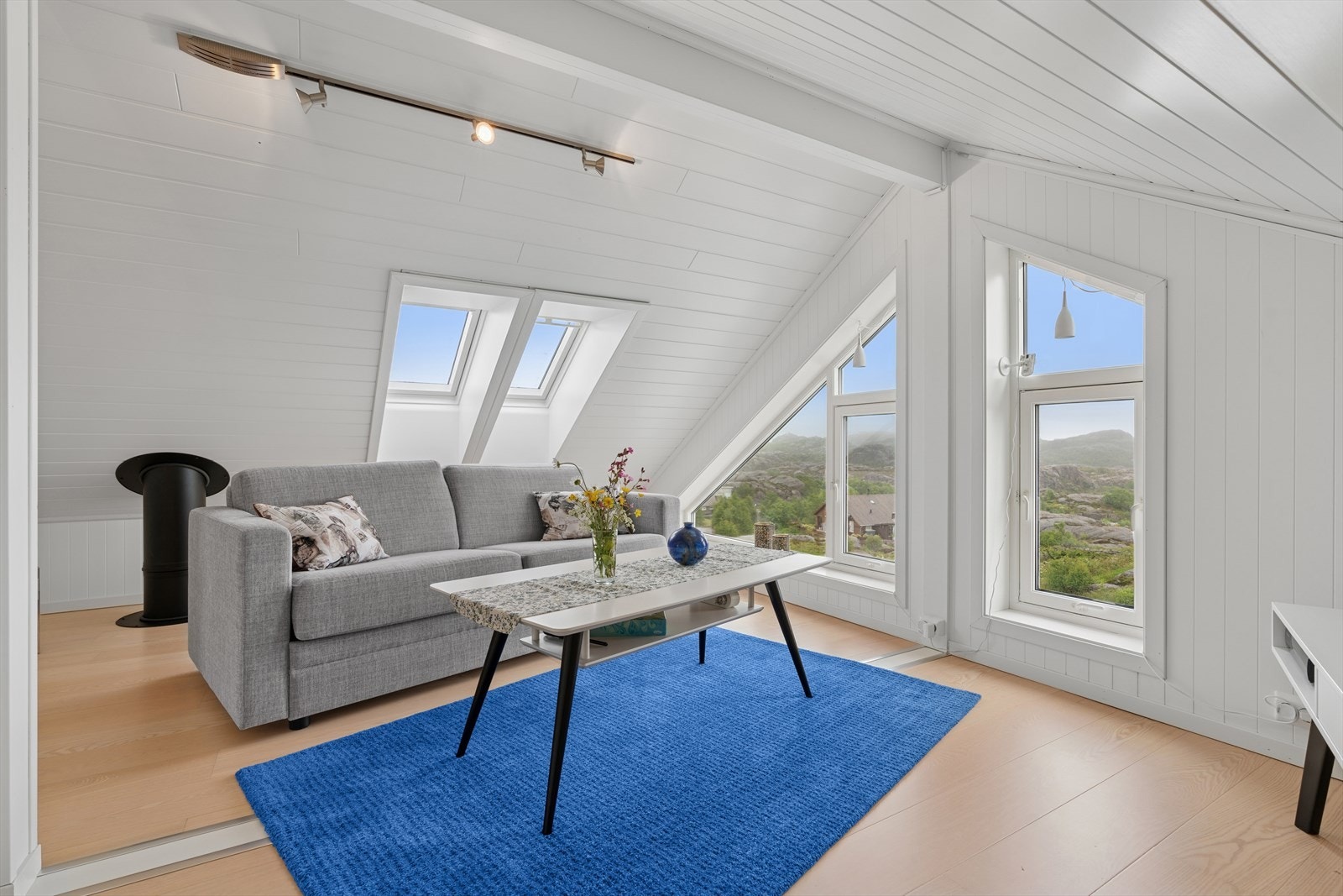 På loftet i fritidsboligen ligger en praktisk loftstue som gir ekstra rom for avslapning. Galleribilde