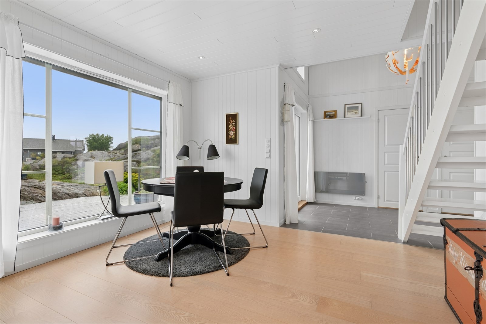 Rommet har pent parkettgulv og downlights i taket. Galleribilde