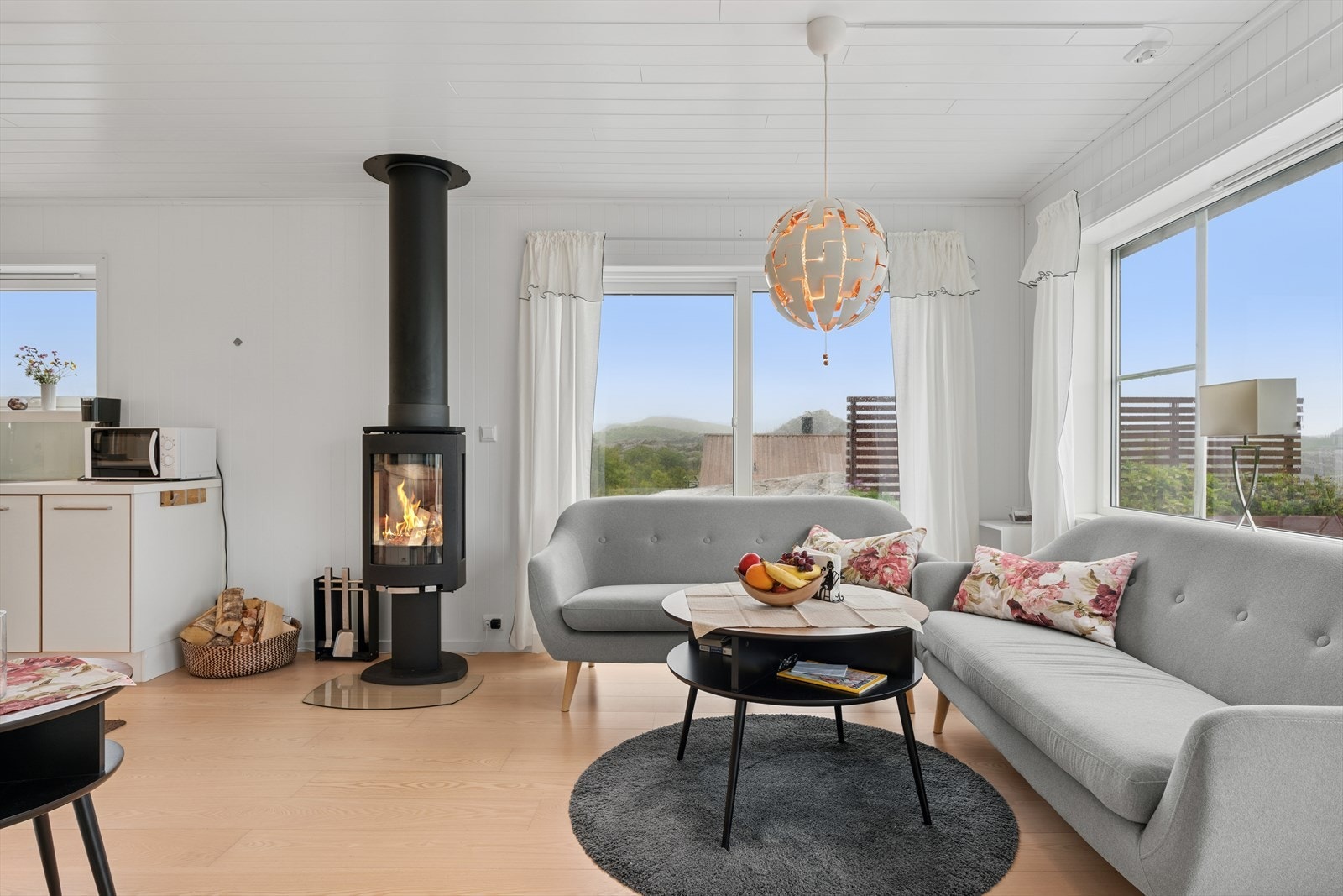 I oppholdsrommet er det installert en herlig peisovn. Galleribilde