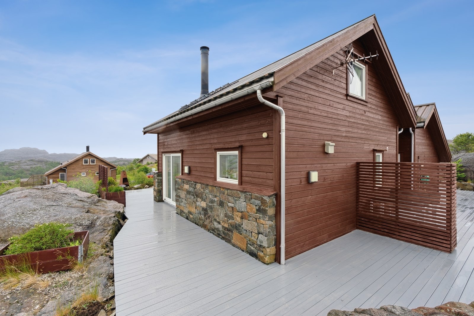 Terrassen gir rikelig med plass til å ha både diverse utemøbler og grill. Galleribilde